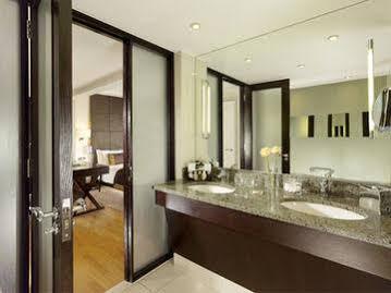 Swissotel The Howard Londen Buitenkant foto